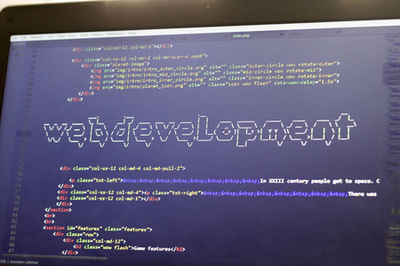 日落余暉中的代碼時(shí)光 現(xiàn)代Web開發(fā)者的數(shù)字工作臺